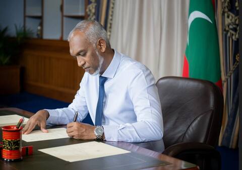 ކޮތަޅު ބޮނޑިން ފީ ނެގުން ހުއްޓާލުމުގެ އިޞްލާޙު ރައީސް ތަޞްދީޤުކުރައްވައިފި