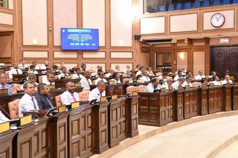 އަތޮޅު ކައުންސިލް އުވާލުމަށް ފާސްކޮށް، މެންބަރުންގެ ގޮނޑީގެ އިސްލާޙުން ބޭރުކޮށްލައިފި