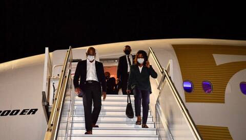 ރައީސް ސިންގަޕޫރަށް ކުރެއްވި ދަތުރުފުޅު ނިންމަވާލައްވައި މާލެ ވަޑައިގެންފި