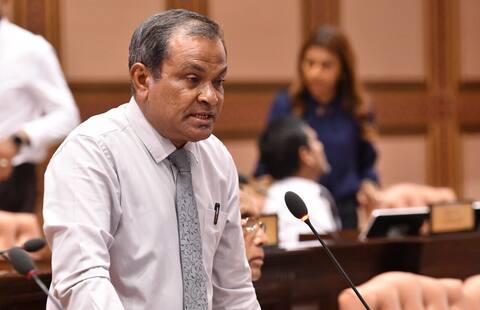 މެމްބަރު އާމިރު ހައްޔަރުކުރާ މަންޒަރު ފެންނަ ވީޑިއޯއެއް !