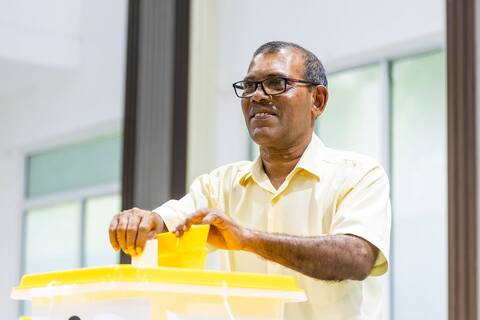 ތަފާތު ބޮޑު ނަތީޖާއަކުން ޗެއާޕާސަންކަން ރައީސް ނަޝީދު ކާމިޔާބު ކުރައްވައިފި