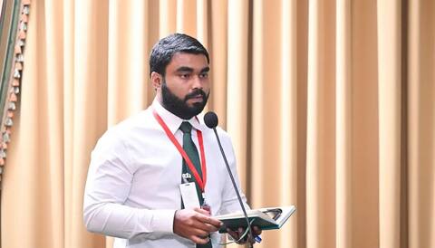ކޯޓު އަމުރާ ހިލާފުވި ކަމަށް ބުނެ ‘އަދަދު’ ނޫހުގެ ނޫސްވެރިޔަކު ރައީސް އޮފީހުގެ ޕްރެސް ރޫމުން ނެރެފި