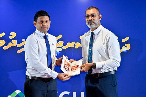 ރާއްޖޭގެ ދަތުގެ ފަރުވާގެ ރަންޔޫބިލްއާ ދިމާކޮށް، ފަންސާސް އަހަރުގެ ތާރީޚީ ދަތުރު ސިފަކޮށްދޭ ފޮތެއް ނެރެފި