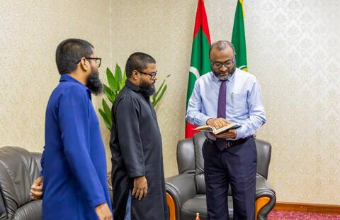 ބަލި އެނދުގައި އޮތް ބައްޕައަށް ދިން އެންމެ އަގުބޮޑު ހަދިޔާ: ހަސަނާއި ހުސައިންގެ ހާފިޒުކަމުގެ ސަނަދު