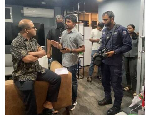 ރައީސް މުޢިއްޒަށް ތުހުމަތުކުރި ޑޮކިއުމެންޓްރީގެ މައްސަލައިގައި ‘އަދަދު’ އޮފީހަށް ފުލުހުން ވަދެއްޖެ