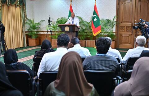 ކޯޓު އަމުރާ ހިލާފުވި ކަމަށް ބުނެ ‘އަދަދު’ ނޫހުގެ ރިޕޯޓަރުން ރައީސް އޮފީހަށް ވަނުން ހުއްޓުވައިފި