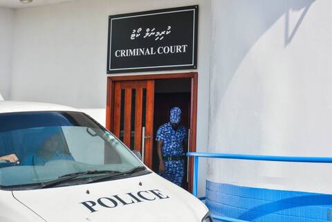 އަމިއްލަ އަނބިމީހާ ކޮޓަރިއެއްގައި ބަންދުކޮށްގެން ހަށިވިއްކުވި ބިދޭސީއަކު ހައްޔަރުކޮށްފި