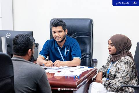 ގައުމީ ޓެކްސީ ލައިނަށް ޑްރައިވަރުން ހޯދުމަށް ބޭއްވި އިންޓަވިއުއަށް ބޮޑު ތަރުހީބެއް