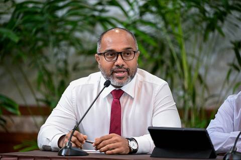 ޑޮލަރުގެ ކަޅުބާޒާރަށް ފައިސާ ފޮނުވަނީ ބޮޑެތި ރިސޯޓުތަކުން؛ އެއީ މަނީ ލޯންޑަރިންގެ ކުށެއް: އިޙްސާން