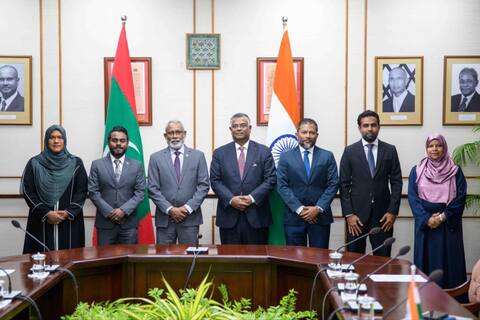 މަނަދޫ ދާއިރާ ހިމެނޭހެން މަޖިލީހުގެ ހަ މެމްބަރެއްގެ ދާއިރާއަށް އިންޑިއާ ހައި ކޮމިޝަނުން ލެޕްޓޮޕް ހަދިޔާކޮށްފި