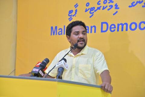 މަސްވެރިންގެ މުޒާހަރާގައި ހައްޔަރުކުރި މައުރޫފް ޒާކިރުގެ ބަންދަށް 5 ދުވަސް