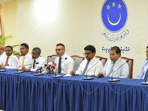 މަޖިލީހުން ބިލްތައް ފާސްކުރަނީ ކަމާބެހޭ މާހިރުންގެ ލަފާ ނުހޯދައި ކަމަށް ބުނެ އެމްޑީޕީން ކަންބޮޑުވުން ފާޅުކޮށްފި