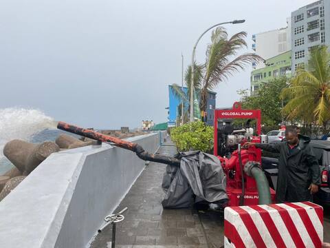 ވާރޭވެހުމުގެ ސަބަބުން މާލޭގެ މަގުތަކުގައި ފެންބޮޑުވެ އެމްއެންޑީއެފްއިން ހަރަކާތްތެރިވާން ފަށައިފި