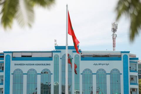 ލަގެޖުން ވަޒަން ފެނުނު އެމެރިކާ ފަތުރުވެރިޔާ ބަންދުކޮށް ތަހުގީގު ފަށައިފި