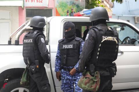 މާލޭގައި މީހަކު ރަހީނުކޮށް އިނގިއްޔެއް ބުރިކޮށްލި މައްސަލައިގައި ބަޔަކު ހައްޔަރުކޮށްފި