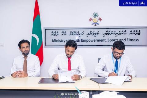 މަނަދޫ ފުޓްބޯޅަ ދަނޑުގައި ޒަމާނީ ފެންވަރަށް އަލިކުރުމުގެ މަޝްރޫޢު އެމްޓީސީސީއާ ހަވާލުކޮށްފި
