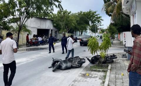 ކުޅުދުއްފުށީގައި ބާރު ސްޕީޑުގައި ދުއްވި ސައިކަލެއް އެހެން ސައިކަލެއްގައި ޖެހި، އަންހެނެއްގެ ފައި ބިނދިއްޖެ