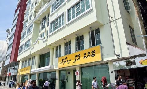 ސިލޯން ބޭންކްގެ ކަސްޓަމަރެއްގެ އެކައުންޓުން 150،000 ޑޮލަރު ވަގަށް ނެގި މައްސަލައިގައި ބޭންކުގެ ކުރީގެ އޮފިޝަލަކު ޖަލަށްލާން ހުކުމްކޮށްފި